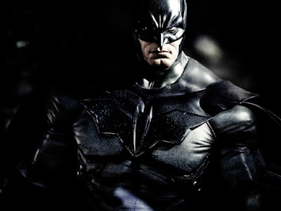 科幻剧集《星际殖民》海报，展示未来城市与飞船